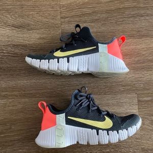 Nike Metcon 5 women’s 6.5 , very lightly worn ( only about 3 times)
